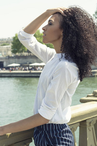街头时尚概念。优雅的年轻漂亮的女人的肖像。巴黎建筑为背景