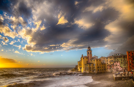 美丽的地中海小镇与粗糙的海 Camogli, 热那亚, Genova 意大利, 欧洲