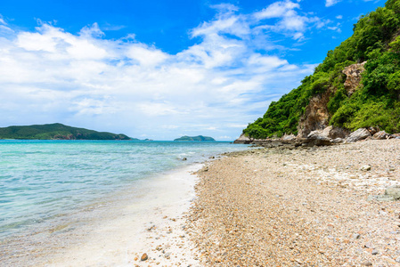 岩石海岸和白色沙滩与蓝色海在 Kohkham。曼谷, 春武里, 泰国