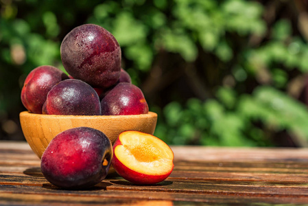 Pluot, 梅花与杏在木碗中的混合