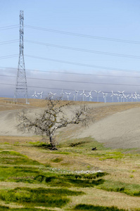 在美国加利福尼亚的金山的风电场中数以百计的风力涡轮机