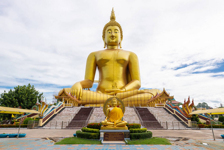 泰国 angthong 省著名地标大金佛雕像的风光