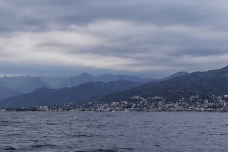 墨西哥山脉城市和热带丛林的全景景观和周边景色