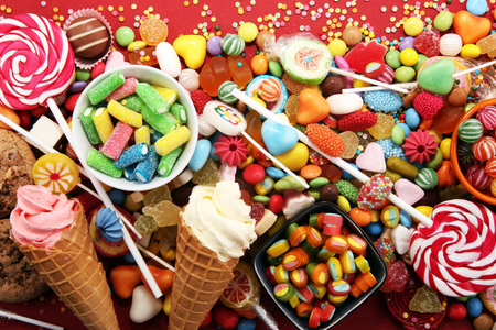 丰富多彩的数组儿童维生素如果冻糖和泰迪熊灰色背景带果冻和糖的糖果