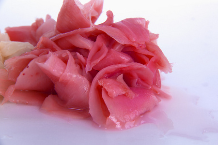 粉红色的腌的姜切成薄板材在盐水中
