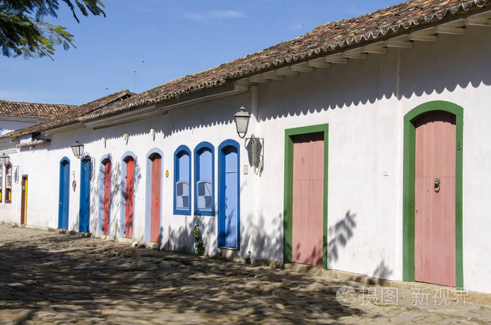 巴西帕拉地有彩色门窗的白色房屋