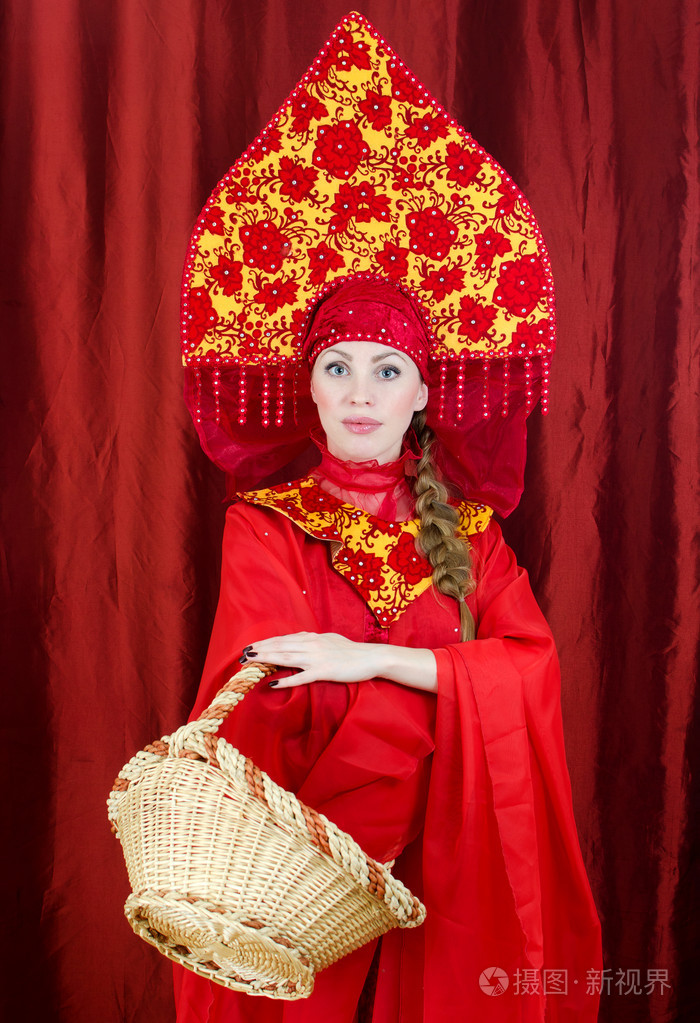 俄罗斯传统衣服的篮子里的女人