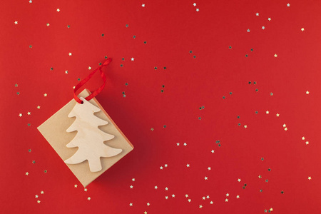 新年或圣诞礼物平躺顶景圣诞假期2019庆祝手工礼品盒红纸金色闪光背景 copyspace。贺卡模板样机您的文本设计