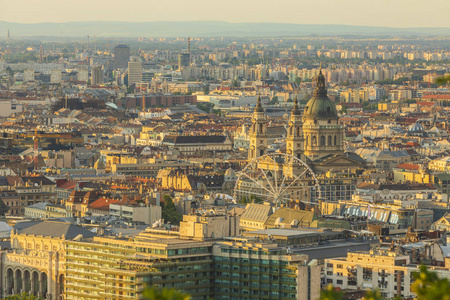 布达佩斯是匈牙利的首都, 也是欧洲最美丽的城市之一。