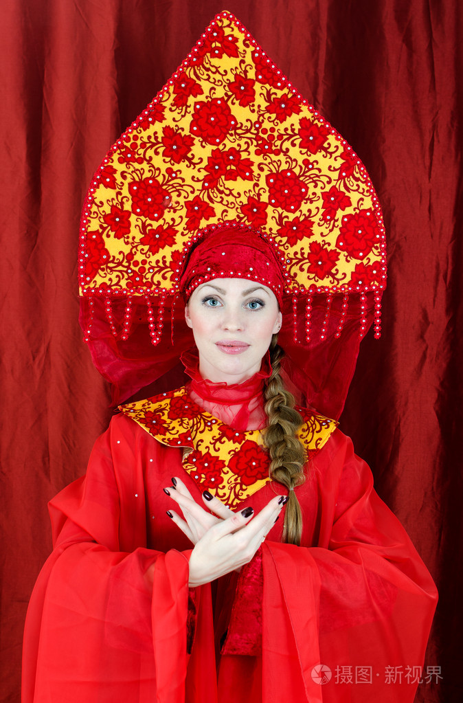 俄罗斯的传统衣服的女人欢迎您
