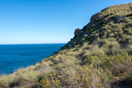 西班牙 Carboneras 海岸的海和山