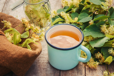 林登茶和花。选择性聚焦