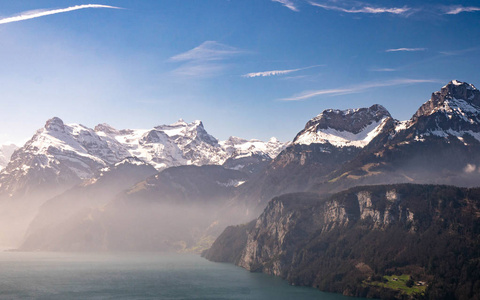 鸟瞰湖和山, 瑞士雾