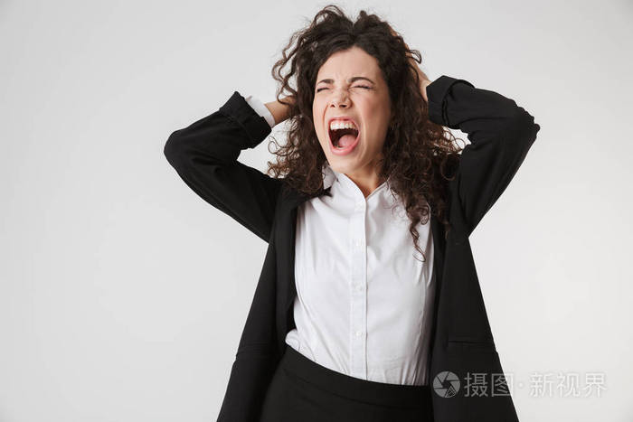 一个愤怒的年轻女商人的肖像尖叫着孤立的白色背景