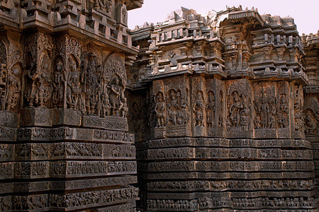 门面和华丽的墙板浮雕西侧, Hoysaleshwara 寺, Halebidu, 卡纳塔, 印度。从西边看