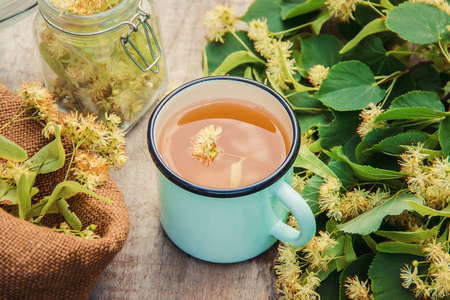 林登茶和花。选择性聚焦