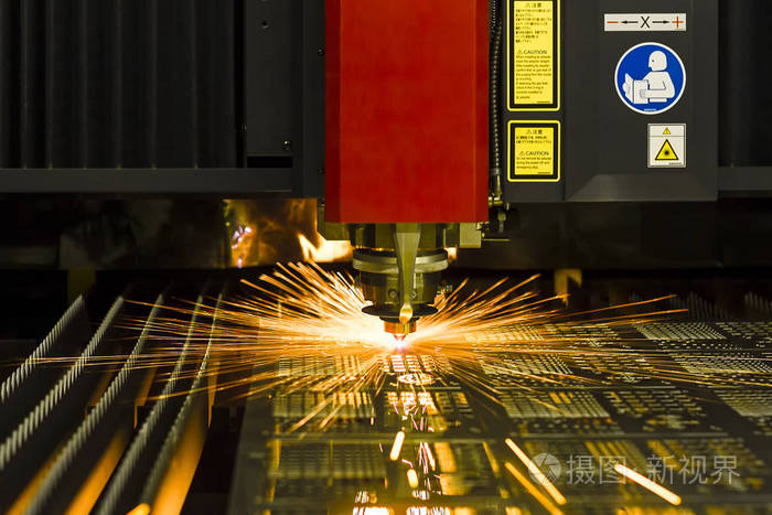 数控激光切割金属板材在工厂中闪耀火花