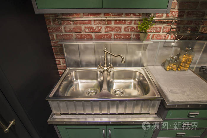 厨房柜用双钢水槽在英语风格 绿色表 银色豪华水龙头厨房照片 正版商用图片05l12d 摄图新视界