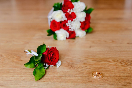 红新郎胸花和结婚戒指, 结婚日, 婚礼配件