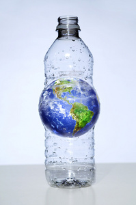 与地球里面的塑料瓶水图片