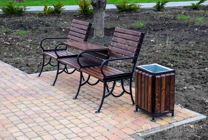 公园里的长凳.公园里的人行道瓷砖.公园的休闲基础设施