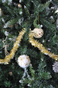 人造圣诞树上的装饰球