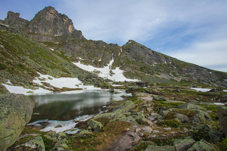 非常美丽的山风景。穿越群山的旅程。西伯利亚的本性