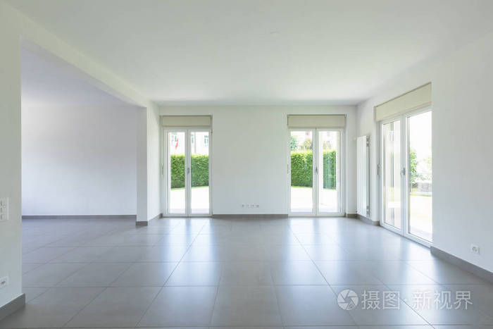 空房间有窗户和完全白色的墙壁.里面没人