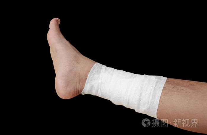 在黑色背景和修剪路径上用绷带隔离受伤的腿