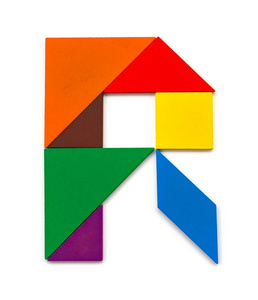 七巧板形状像字母 r 在白色背景上照片