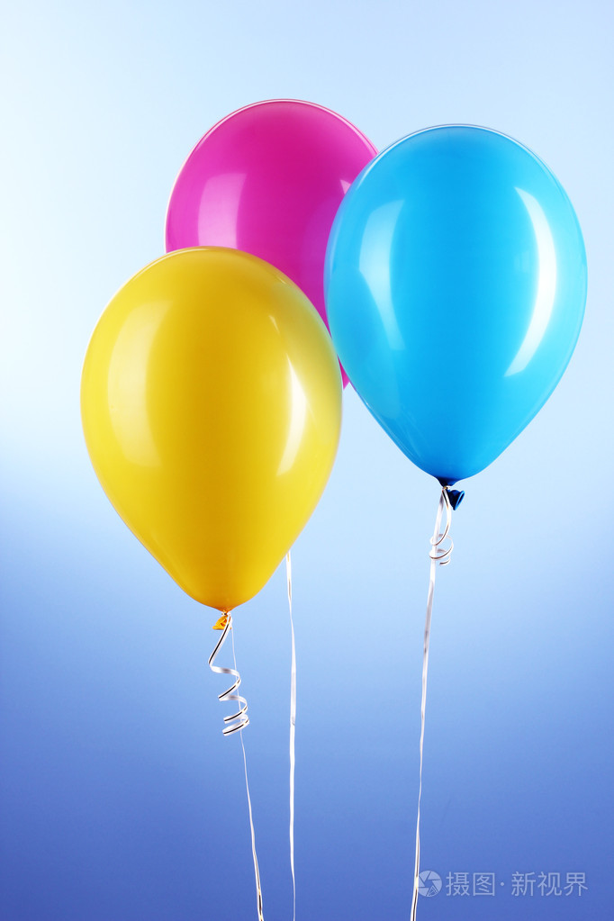 蓝色背景上的三个彩色气球