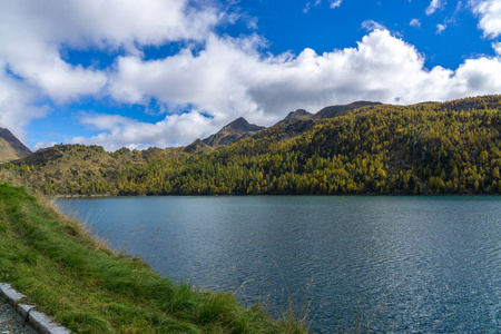 美丽的山湖在秋天瑞士