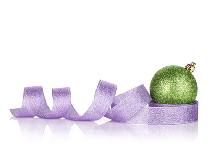 绿色闪亮圣诞摆设与紫色丝带