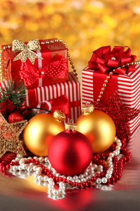 金色背景上圣诞装饰 礼品盒
