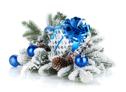 雪杉木树上礼品盒和圣诞装饰