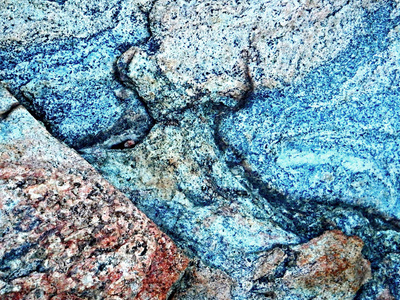 亚利桑那州菲尼克斯东部四峰小道上发现的岩石自然抽象图像