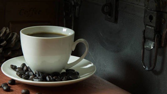 咖啡杯和咖啡豆的木制复古形象背景