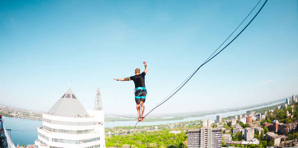 练习女子空中瑜伽练习年轻女人做反重力空中瑜伽在吊床上无缝的白色