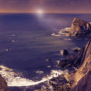 葡萄牙大西洋海洋海滩在早晨薄雾在日出。迷人的风景和自然葡萄牙, 热门的旅行目的地在西欧