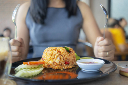 在餐厅的盘子里放炒饭