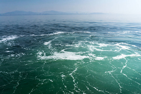 蓝绿色波浪状海水, 带有泡沫和波浪, 背景纹理