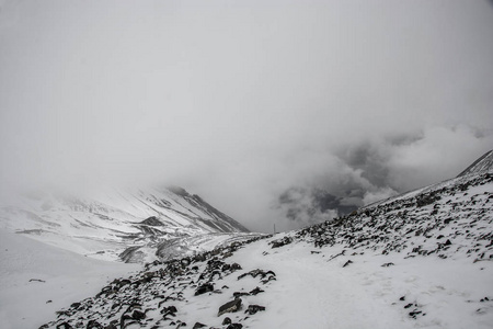 美丽的山风景在雪覆盖的萨龙峰宾馆 La 通过在多云天, 尼泊尔