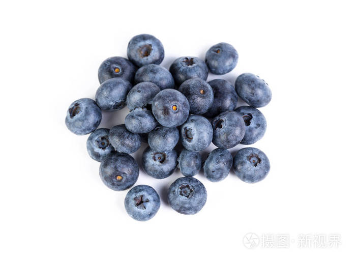 一堆新鲜采摘的蓝莓在白色背景下分离, 特写