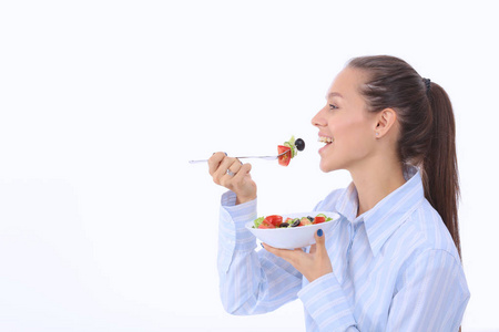 一个漂亮的女孩吃健康的食物。漂亮女孩