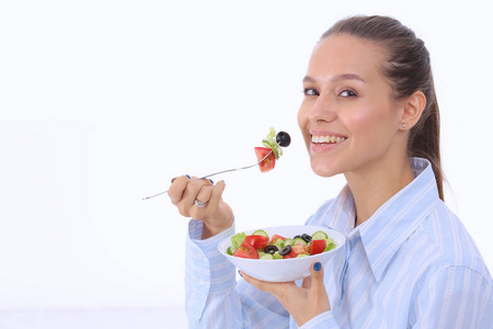 一个漂亮的女孩吃健康的食物。漂亮女孩