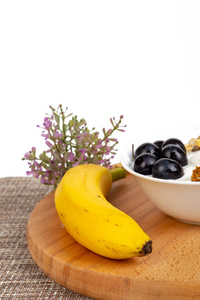 健康概念混合水果和干果在木质板材上, 在白色背景下被隔绝