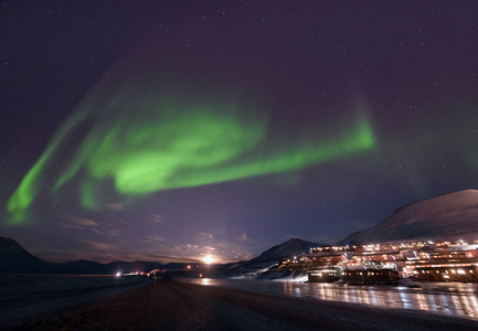 极地北极北极光在挪威斯瓦尔巴特的天空之星朗伊尔城城市山脉