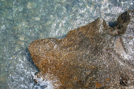 岩石海滩与冲浪以风景从上面