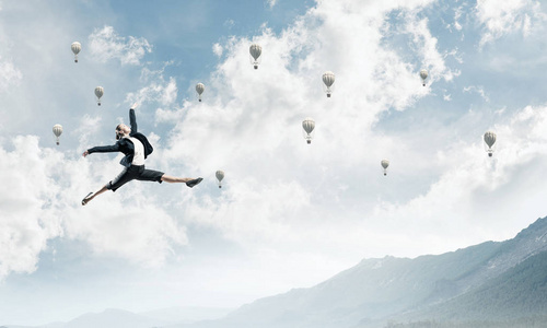 有吸引力的商业妇女在空中跳跃作为活跃生活位置的标志。影像与飞行气球和自然风景在背景。3d 渲染