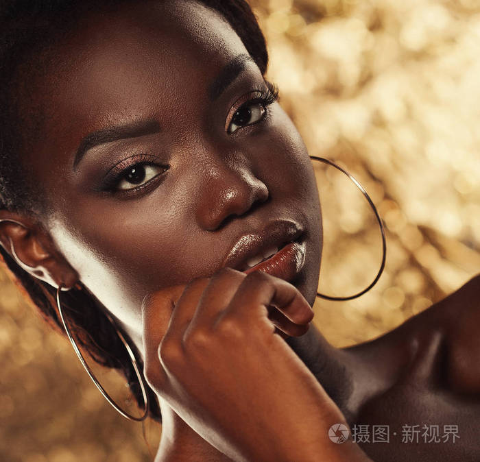 美容理念 一个感性的年轻非洲妇女的肖像化妆